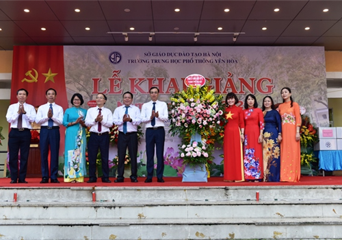 Sáng 05-9, Phó Bí thư Thành ủy Hà Nội Đào Đức Toàn đã dự Lễ khai giảng năm học mới 2020-2021 cùng các thầy, cô giáo và học sinh Trường THPT Yên Hòa (quận Cầu Giấy). Cùng dự có đồng chí Nguyễn Văn Phong, Ủy viên Ban Thường vụ Thành ủy, Trưởng ban Tuyên giáo Thành ủy.