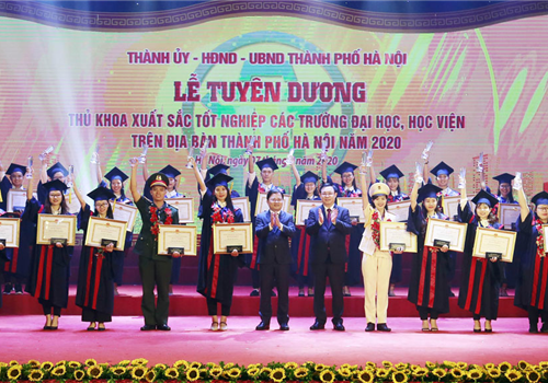 Sáng 07-9, tại Cung Thiếu nhi Hà Nội, Thành ủy, HĐND, UBND thành phố Hà Nội tổ chức Lễ tuyên dương thủ khoa xuất sắc tốt nghiệp các trường đại học, học viện trên địa bàn thành phố Hà Nội năm 2020. Giáo sư, Tiến sĩ, Nhà giáo ưu tú Vương Đình Huệ, Ủy viên Bộ Chính trị, Bí thư Thành ủy, Trưởng đoàn đại biểu Quốc hội thành phố Hà Nội tới dự.