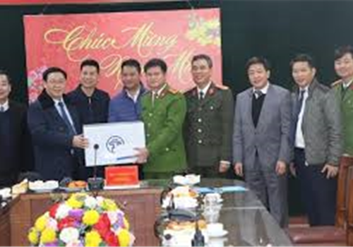 Tối 31-12, Uỷ viên Bộ Chính trị, Bí thư Thành uỷ Vương Đình Huệ cùng các đồng chí lãnh đạo Thành phố đã đến thăm, động viên cán bộ chiến sĩ lực lượng vũ trang Thủ đô đang thực hiện nhiệm vụ tổ chức trận địa bắn pháo hoa phục vụ nhân dân tại khu vực Hồ Hoàn Kiếm.
