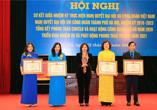 Chiều 12-1, Liên đoàn Lao động thành phố Hà Nội tổ chức Hội nghị sơ kết giữa nhiệm kỳ thực hiện Nghị quyết đại hội XII Công đoàn Việt Nam, Nghị quyết Đại hội XVI Công đoàn thành phố Hà Nội, nhiệm kỳ 2018-2023; tổng kết phong trào công nhân, viên chức, lao động và hoạt động công đoàn Thủ đô năm 2020, triển khai nhiệm vụ và phát động phong trào thi đua năm 2021.