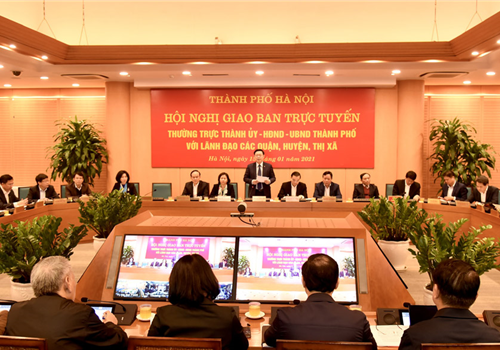 Sáng 15-1, Thường trực Thành ủy - HĐND - UBND thành phố Hà Nội giao ban trực tuyến với lãnh đạo các quận, huyện, thị xã về triển khai Nghị quyết số 01/NQ-CP, ngày 1-1-2021 của Chính phủ về "Nhiệm vụ, giải pháp chủ yếu thực hiện kế hoạch phát triển kinh tế - xã hội và dự toán ngân sách nhà nước năm 2021" và công tác phục vụ nhân dân đón Tết Nguyên đán Tân Sửu 2021.