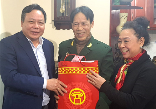 Nhân dịp Tết Nguyên đán Tân Sửu 2021, chiều 15-1, Phó Bí thư Thành ủy Hà Nội Nguyễn Văn Phong đến thăm, chúc Tết các gia đình chính sách, lão thành cách mạng, người có công trên địa bàn phường Thanh Nhàn, quận Hai Bà Trưng. Cùng đi có đại diện lãnh đạo Văn phòng Thành ủy, Sở Lao động - Thương binh và Xã hội Hà Nội và quận Hai Bà Trưng. 