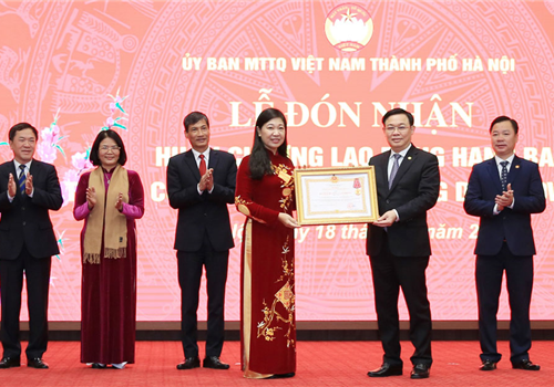 Sáng 18-1, Ban Thường trực Ủy ban Mặt trận Tổ quốc Việt Nam thành phố Hà Nội tổ chức Hội nghị tổng kết công tác mặt trận năm 2020, triển khai nhiệm vụ năm 2021. Dự Hội nghị có các đồng chí: Vương Đình Huệ, Ủy viên Bộ Chính trị, Bí thư Thành ủy, Trưởng đoàn đại biểu Quốc hội thành phố Hà Nội; Hầu A Lềnh, Ủy viên Trung ương Đảng, Phó Chủ tịch, Tổng Thư ký Ủy ban Trung ương Mặt trận Tổ quốc Việt Nam; Nguyễn Thị Tuyến, Phó Bí thư Thường trực Thành ủy Hà Nội; Nguyễn Ngọc Tuấn, Phó Bí thư Thành ủy, Chủ tịch HĐND thành phố Hà Nội; Ủy viên Ban Thường vụ Thành ủy Hà Nội, Chủ tịch Ủy ban Mặt trận Tổ quốc Việt Nam Thành phố Nguyễn Lan Hương.