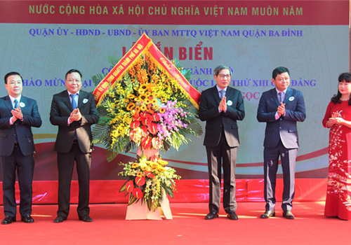 Sáng 18-1, Phó Bí thư Thành ủy Hà Nội Nguyễn Văn Phong đã dự Lễ gắn biển công trình cấp thành phố chào mừng Đại hội đại biểu toàn quốc lần thứ XIII của Đảng tại dự án đầu tư xây dựng Trường Tiểu học Nguyễn Bá Ngọc (phường Cống Vị, quận Ba Đình).