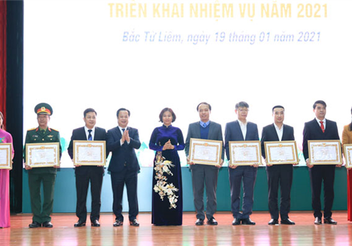 Chiều 19-1, Quận ủy Bắc Từ Liêm đã tổ chức Hội nghị tổng kết công tác xây dựng Đảng năm 2020, triển khai nhiệm vụ năm 2021 và tổng kết thực hiện Đề án 21-ĐA/TU, ngày 6-9-2019 của Thành ủy Hà Nội về “Sắp xếp, bố trí kiêm nhiệm các chức danh người hoạt động không chuyên trách ở cấp xã và ở thôn, tổ dân phố trên địa bàn thành phố Hà Nội”. Tham dự Hội nghị có đồng chí Nguyễn Thị Tuyến, Phó Bí thư Thường trực Thành ủy Hà Nội, đại diện lãnh đạo các ban Đảng Thành ủy.