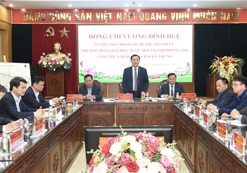 Sáng 20-1, đồng chí Vương Đình Huệ, Ủy viên Bộ Chính trị, Bí thư Thành ủy, Trưởng đoàn đại biểu Quốc hội thành phố Hà Nội làm việc với Quận ủy Hai Bà Trưng về kết quả thực hiện nhiệm vụ chính trị thời gian qua, nhiệm vụ trọng tâm thời gian tới.