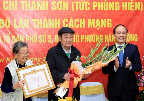 Đồng chí Nguyễn Ngọc Tuấn, Phó Bí thư Thành ủy, Chủ tịch HĐND Thành phố đã tham dự Lễ trao huy hiệu 75 năm tuổi Đảng đợt 3-2-2021 cho đồng chí Thanh Sơn tức Phùng Hiền, cán bộ lão thành cách mạng.