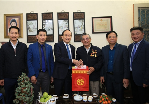 Phó Bí thư Thành ủy, Chủ tịch HĐND Thành phố Nguyễn Ngọc Tuấn đã đến thăm, chúc Tết một số công dân tiêu biểu trên địa bàn quận Hoàn Kiếm nhân dịp chuẩn bị đón Tết Nguyên đán Tân Sửu.