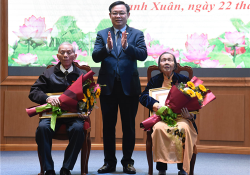Ủy viên Bộ Chính trị, Bí thư Thành ủy Vương Đình Huệ đã tới dự Lễ kỷ niệm 91 năm Ngày thành lập Đảng Cộng sản Việt Nam (3/2/1930-3/2/2021) và trao Huy hiệu Đảng đợt 3-2-2021 tại quận Thanh Xuân.