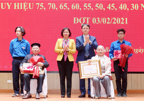 Phó Bí thư Thường trực Thành ủy Hà Nội Nguyễn Thị Tuyến đã đến dự Lễ trao tặng Huy hiệu Đảng đợt 3-2 tại quận Hai Bà Trưng.