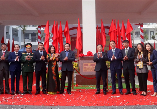 Phó Bí thư Thành ủy Hà Nội Nguyễn Văn Phong đã dự Lễ gắn biển công trình chào mừng Đại hội đại biểu toàn quốc lần thứ XIII của Đảng tại quận Bắc Từ Liêm.