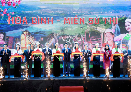 Tối 22-1, UBND tỉnh Hòa Bình đã tổ chức khai mạc Ngày hội văn hóa, du lịch tỉnh Hòa Bình tại Hà Nội, với chủ đề "Hòa Bình - Miền sử thi" tại sân khấu nhà Bát Giác, quận Hoàn Kiếm, Hà Nội.