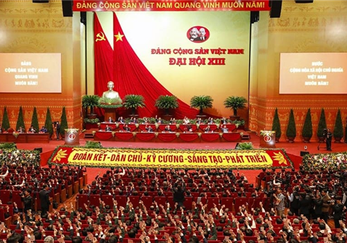 Ngày 25-1, sau khi đặt hoa, vào Lăng viếng Chủ tịch Hồ Chí Minh và dâng hương tại Đài Tưởng niệm các anh hùng - liệt sĩ, 1.587 đại biểu dự Đại hội Đại biểu toàn quốc lần thứ XIII của Đảng đã họp phiên trù bị.