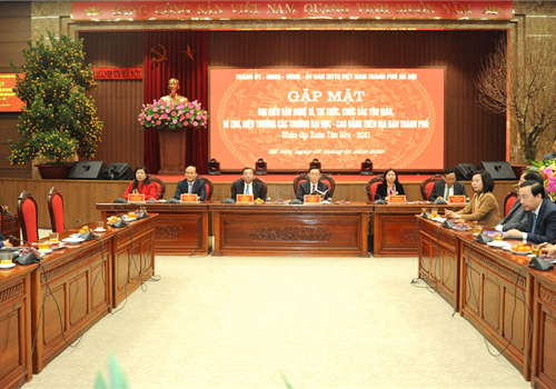 Sáng 7-1, nhân dịp Tết Nguyên đán Tân Sửu 2021, Thành ủy, HĐND, UBND và Ủy ban Mặt trận Tổ quốc Việt Nam thành phố Hà Nội tổ chức cuộc gặp mặt hơn 300 đại biểu trí thức, văn nghệ sĩ, lãnh đạo các trường đại học, cao đẳng và các vị chức sắc tôn giáo của Thủ đô. Chủ trì buổi gặp mặt có: Ủy viên Bộ Chính trị, Bí thư Thành ủy, Trưởng đoàn đại biểu Quốc hội thành phố Hà Nội Vương Đình Huệ; Ủy viên Trung ương Đảng, Phó Bí thư Thành ủy, Chủ tịch UBND thành phố Hà Nội Chu Ngọc Anh; Phó Bí thư Thường trực Thành ủy Hà Nội Nguyễn Thị Tuyến; Phó Bí thư Thành ủy, Chủ tịch HĐND thành phố Hà Nội Nguyễn Ngọc Tuấn; Phó Bí thư Thành ủy Hà Nội Nguyễn Văn Phong; Ủy viên Ban Thường vụ Thành ủy, Chủ tịch Ủy ban Mặt trận Tổ quốc Việt Nam thành phố Hà Nội Nguyễn Lan Hương.