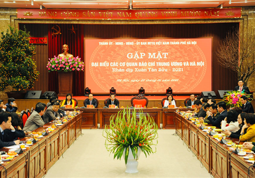 Chiều 7-1, Thành ủy, HĐND, UBND và Ủy ban Mặt trận Tổ quốc Việt Nam thành phố Hà Nội tổ chức cuộc gặp mặt hơn 300 đại biểu các cơ quan báo chí Trung ương và Hà Nội nhân dịp Tết Nguyên đán Tân Sửu 2021. Ủy viên Bộ Chính trị, Bí thư Thành ủy, Trưởng đoàn đại biểu Quốc hội thành phố Hà Nội Vương Đình Huệ chủ trì buổi gặp mặt. Đồng chủ trì có các đồng chí: Ủy viên Trung ương Đảng, Phó Bí thư Thành ủy, Chủ tịch UBND thành phố Hà Nội Chu Ngọc Anh; Phó Bí thư Thường trực Thành ủy Hà Nội Nguyễn Thị Tuyến; Phó Bí thư Thành ủy, Chủ tịch HĐND thành phố Hà Nội Nguyễn Ngọc Tuấn; Phó Bí thư Thành ủy Hà Nội Nguyễn Văn Phong; Ủy viên Ban Thường vụ Thành ủy, Chủ tịch Ủy ban Mặt trận Tổ quốc Việt Nam thành phố Hà Nội Nguyễn Lan Hương.