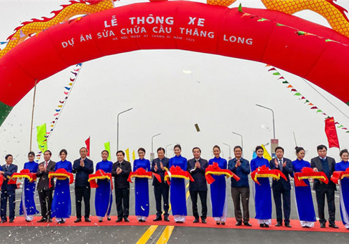 Sáng 7-1, Tổng cục Đường bộ Việt Nam (Bộ Giao thông Vận tải) đã tổ chức Lễ thông xe và đưa vào khai thác dự án sửa chữa mặt cầu Thăng Long. Đến dự có các Ủy viên Trung ương Đảng: Phó Thủ tướng Chính phủ Trịnh Đình Dũng, Bộ trưởng Bộ Giao thông Vận tải Nguyễn Văn Thể. Về phía thành phố Hà Nội dự buổi Lễ có Ủy viên Trung ương Đảng, Phó Bí thư Thành ủy, Chủ tịch UBND Thành phố Chu Ngọc Anh; Phó Chủ tịch UBND Thành phố Dương Đức Tuấn.