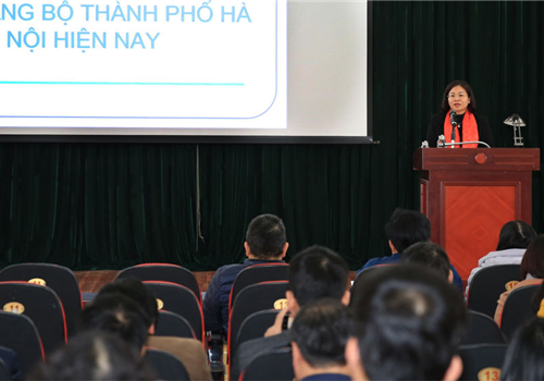 Chiều 9-1, trong khuôn khổ chương trình đào tạo các lớp cao cấp lý luận chính trị khóa 70 do Học viện Chính trị quốc gia Hồ Chí Minh phối hợp với Thành ủy Hà Nội tổ chức tại Trường Đào tạo cán bộ Lê Hồng Phong, Tiến sĩ Nguyễn Thị Tuyến, Phó Bí thư Thường trực Thành ủy Hà Nội đã trực tiếp giảng bài chuyên đề tổng quan về công tác xây dựng Đảng của Đảng bộ thành phố Hà Nội hiện nay.