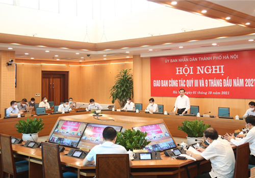 Sáng 1-10, Ủy viên Trung ương Đảng, Phó Bí thư Thành ủy, Chủ tịch UBND thành phố Hà Nội Chu Ngọc Anh chủ trì Hội nghị trực tuyến giao ban công tác quý III và 9 tháng của năm 2021.
Dự Hội nghị tại điểm cầu UBND Thành phố có các đồng chí Ủy viên Ban Thường vụ Thành ủy: Phó Chủ tịch Thường trực UBND thành phố Lê Hồng Sơn, Phó Chủ tịch UBND Thành phố Nguyễn Trọng Đông; các đồng chí Phó Chủ tịch UBND thành phố Hà Minh Hải, Dương Đức Tuấn, Nguyễn Mạnh Quyền, Chử Xuân Dũng...