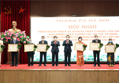 Sáng 15-10, Thành ủy Hà Nội tổ chức Hội nghị triển khai Kế hoạch số 39-KH/TU, ngày 21-9-2021 của Ban Thường vụ Thành ủy Hà Nội về thực hiện Kết luận số 01-KL/TƯ, ngày 18-5-2021 của Bộ Chính trị tiếp tục thực hiện Chỉ thị số 05-CT/TƯ “Về đẩy mạnh học tập và làm theo tư tưởng, đạo đức, phong cách Hồ Chí Minh”; biểu dương, khen thưởng các tập thể, cá nhân tiêu biểu trong học tập và làm theo tư tưởng, đạo đức, phong cách Hồ Chí Minh.