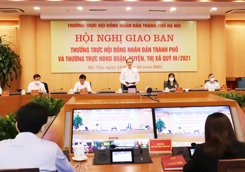 Sáng 15-10, Thường trực HĐND thành phố Hà Nội tổ chức Hội nghị giao ban giữa Thường trực HĐND Thành phố với Thường trực HĐND quận, huyện, thị xã quý III-2021, nhằm báo cáo tổng kết tổ chức bộ máy, hoạt động của HĐND các cấp Thành phố từ đầu nhiệm kỳ 2021-2026 đến nay; thảo luận về đề án “Nâng cao năng lực, hiệu lực, hiệu quả hoạt động của HĐND các cấp thành phố Hà Nội giai đoạn 2021-2026 gắn với thực hiện thí điểm tổ chức mô hình chính quyền đô thị tại thành phố Hà Nội”.