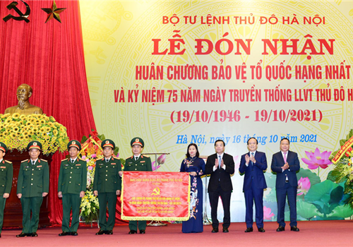 Sáng 16-10, Bộ Tư lệnh Thủ đô Hà Nội tổ chức lễ đón nhận Huân chương Bảo vệ Tổ quốc hạng Nhất và kỷ niệm 75 năm Ngày truyền thống lực lượng vũ trang Thủ đô Hà Nội (19/10/1946-19/10/2021). Buổi lễ được tổ chức theo hình thức trực tiếp kết hợp trực tuyến tại 34 điểm cầu các đơn vị trực thuộc Bộ Tư lệnh Thủ đô Hà Nội.