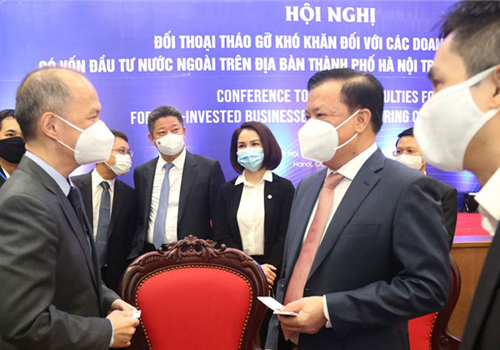 Nhằm tháo gỡ khó khăn cho doanh nghiệp bị ảnh hưởng bởi dịch Covid 19, sáng nay, Thành uỷ, UBND thành phố Hà Nội chủ trì phối hợp với một số bộ, ban, ngành Trung ương, Phòng thương mại và công nghiệp Việt Nam đã tổ chức Hội nghị đối thoại tháo gỡ khó khăn đối với các doanh nghiệp có vốn đầu tư nước ngoài trên địa bàn Thành phố để cùng lắng nghe, có giải pháp hỗ trợ, tháo gỡ khó khăn cho doanh nghiệp. Đồng chí Đinh Tiến Dũng, Uỷ viên Bộ Chính trị, Bí thư Thành uỷ cùng các đồng chí Thường trực Thành uỷ chủ trì Hội nghị. Cùng tham dự có lãnh đạo một số bộ, ngành Trung ương, các sở, ngành Thành phố, đại diện các cơ quan ngoại giao, tổ chức quốc tế, hiệp hội doanh nghiệp trên địa bàn Thành phố.
