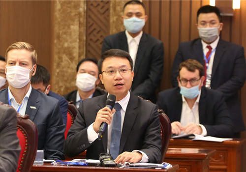 Tại Hội nghị đối thoại, tháo gỡ khó khăn đối với các doanh nghiệp có vốn đầu tư nước ngoài trên địa bàn thành phố Hà Nội trong bối cảnh dịch Covid-19, đại diện các doanh nghiệp đầu tư nước ngoài đồng tình với chủ trương của Thành phố ưu tiên số một cho phòng chống dịch, bảo đảm môi trường sản xuất kinh doanh an toàn. Đồng thời kiến nghị các giải pháp hỗ trợ về thuế, phí, bảo hiểm xã hội…

