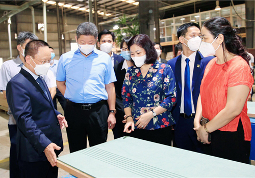 Sáng 2-10, Ủy viên Trung ương Đảng, Phó Bí thư Thường trực Thành ủy Hà Nội Nguyễn Thị Tuyến đã đi thăm, động viên hoạt động sản xuất, kinh doanh tại một số doanh nghiệp ở Khu công nghiệp Quang Minh.