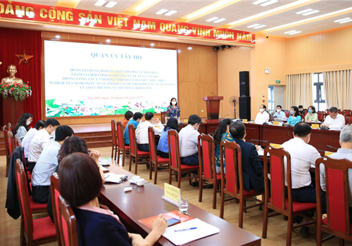 Sáng 21-10, Đoàn giám sát số 1 của Ban Thường vụ Thành ủy Hà Nội do Ủy viên Trung ương Đảng, Phó Bí thư Thường trực Thành ủy Nguyễn Thị Tuyến làm Trưởng đoàn đã tiến hành giám sát đối với Ban Thường vụ Quận ủy Tây Hồ trong công tác lãnh đạo, chỉ đạo và tổ chức thực hiện Nghị quyết số 08-NQ/TU ngày 15-9-2016 của Ban Thường vụ Thành ủy về “Nâng cao hiệu lực, hiệu quả công tác bồi thường, hỗ trợ, tái định cư khi Nhà nước thu hồi đất trên địa bàn thành phố Hà Nội giai đoạn 2016-2020 và những năm tiếp theo”; Chỉ thị số 09-CT/TU ngày 1-9-2016 của Ban Thường vụ Thành ủy về “Tăng cường sự lãnh đạo của các cấp ủy Đảng đối với công tác cấp giấy chứng nhận quyền sử dụng đất, quyền sở hữu tài sản gắn liền với đất trên địa bàn thành phố Hà Nội”.