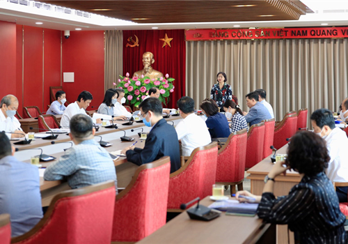 Chiều 26-10, Đoàn giám sát số 1 của Ban Thường vụ Thành ủy Hà Nội do Ủy viên Trung ương Đảng, Phó Bí thư Thường trực Thành ủy Nguyễn Thị Tuyến làm Trưởng đoàn đã tiến hành giám sát đối với Sở Tài chính Hà Nội về công tác lãnh đạo, chỉ đạo và tổ chức thực hiện Nghị quyết số 08-NQ/TU, ngày 15-9-2016 của Ban Thường vụ Thành ủy về “Nâng cao hiệu lực, hiệu quả công tác bồi thường, hỗ trợ, tái định cư khi Nhà nước thu hồi đất trên địa bàn thành phố Hà Nội giai đoạn 2016-2020 và những năm tiếp theo”; Chỉ thị số 09-CT/TU, ngày 1-9-2016 của Ban Thường vụ Thành ủy về “Tăng cường sự lãnh đạo của các cấp ủy Đảng đối với công tác cấp giấy chứng nhận quyền sử dụng đất, quyền sở hữu tài sản gắn liền với đất trên địa bàn thành phố Hà Nội”.