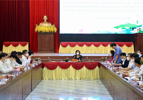 Sáng 28-10, đồng chí Nguyễn Thị Tuyến, Ủy viên Trung ương Đảng, Phó Bí thư Thường trực Thành ủy, Trưởng ban Chỉ đạo Chương trình số 04-CTr/TU của Thành ủy về "Đẩy mạnh thực hiện hiệu quả Chương trình mục tiêu quốc gia xây dựng nông thôn mới gắn với cơ cấu lại ngành nông nghiệp và phát triển kinh tế nông thôn, nâng cao đời sống vật chất, tinh thần của nông dân giai đoạn 2021-2025" (Chương trình số 04) đã chủ trì làm việc với Ban Thường vụ Huyện ủy Ứng Hòa về kết quả thực hiện nhiệm vụ thời gian qua; nhiệm vụ trọng tâm thời gian tới, trọng tâm là công tác xây dựng nông thôn mới trên địa bàn Huyện.
