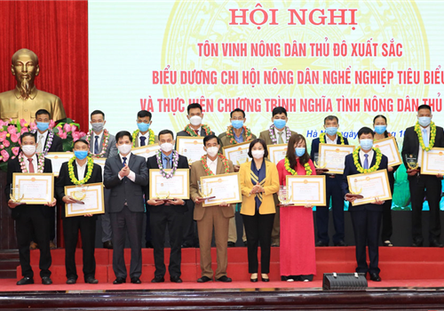 Sáng 29-10, Hội Nông dân thành phố Hà Nội tổ chức Chương trình "Tôn vinh nông dân Thủ đô xuất sắc", biểu dương "Chi hội nông dân nghề nghiệp tiêu biểu" và thực hiện Chương trình "Nghĩa tình nông dân Thủ đô - Đoàn kết và sẻ chia".

