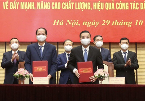 Sáng 29-10, Ban Dân vận Thành ủy Hà Nội và Ban Cán sự Đảng UBND thành phố Hà Nội tổ chức Hội nghị ký kết chương trình phối hợp về công tác dân vận giai đoạn 2021-2026; triển khai Chỉ thị số 07-CT/TU, ngày 1-10-2021 của Ban Thường vụ Thành ủy Hà Nội về đẩy mạnh, nâng cao chất lượng, hiệu quả công tác dân vận của các cơ quan nhà nước.