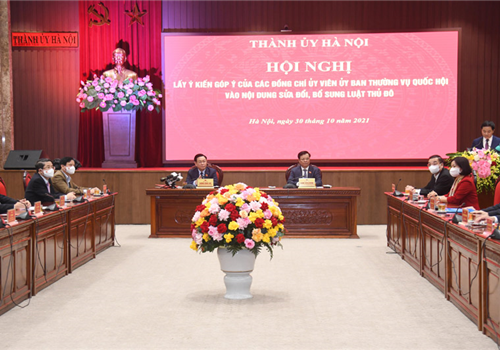 Chiều 30-10, Ban Thường vụ Thành ủy Hà Nội tổ chức Hội nghị lấy ý kiến của các đồng chí Ủy viên Ủy ban Thường vụ Quốc hội vào nội dung sửa đổi, bổ sung Luật Thủ đô. Đồng chí Vương Đình Huệ, Ủy viên Bộ Chính trị, Chủ tịch Quốc hội và đồng chí Đinh Tiến Dũng, Ủy viên Bộ Chính trị, Bí thư Thành ủy, Trưởng đoàn đại biểu Quốc hội thành phố, Trưởng ban Chỉ đạo xây dựng dự thảo Luật Thủ đô (sửa đổi) chủ trì Hội nghị.
