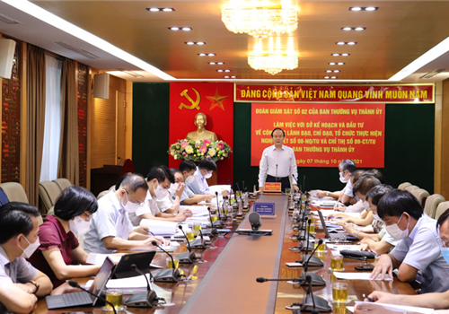 Sáng 7-10, Đoàn giám sát số 2 của Ban Thường vụ Thành ủy Hà Nội do Phó Bí thư Thành ủy, Chủ tịch HĐND thành phố Nguyễn Ngọc Tuấn làm Trưởng đoàn đã làm việc với Sở Kế hoạch và Đầu tư Hà Nội về công tác lãnh đạo, chỉ đạo và tổ chức thực hiện Nghị quyết số 08-NQ/TU ngày 15-9-2016 của Ban Thường vụ Thành ủy về “Nâng cao hiệu lực, hiệu quả công tác bồi thường, hỗ trợ, tái định cư khi Nhà nước thu hồi đất trên địa bàn thành phố Hà Nội giai đoạn 2016-2020 và những năm tiếp theo”; Chỉ thị số 09-CT/TU ngày 1-9-2016 của Ban Thường vụ Thành ủy về “Tăng cường sự lãnh đạo của các cấp ủy Đảng đối với công tác cấp giấy chứng nhận quyền sử dụng đất, quyền sở hữu tài sản gắn liền với đất trên địa bàn thành phố Hà Nội”.