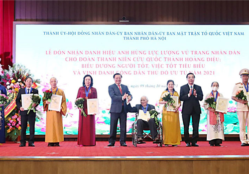 Chiều 8-10, nhân kỷ niệm 67 năm Ngày Giải phóng Thủ đô (10/10/1954 - 10/10/2021), Thành ủy, HĐND, UBND, Ủy ban Mặt trận Tổ quốc Việt Nam thành phố Hà Nội tổ chức Lễ đón nhận danh hiệu “Anh hùng Lực lượng vũ trang nhân dân” cho Đoàn Thanh niên cứu quốc thành Hoàng Diệu; biểu dương “Người tốt, việc tốt” tiêu biểu và vinh danh “Công dân Thủ đô ưu tú” năm 2021. Chương trình được tổ chức bằng hình thức trực tiếp kết hợp trực tuyến kết nối tới hơn 70 điểm cầu trên địa bàn Thành phố.