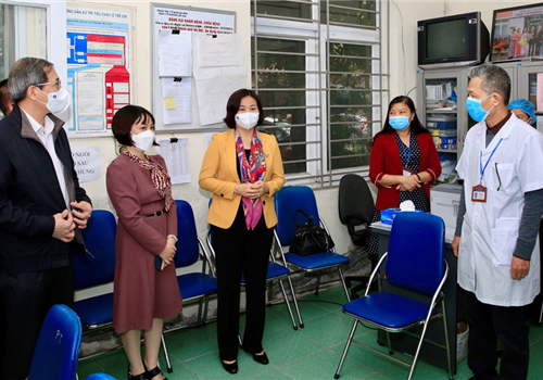 Sáng 1-11, Đoàn kiểm tra số 2 của Ban Thường vụ Thành ủy Hà Nội do Ủy viên Trung ương Đảng, Phó Bí thư Thường trực Thành ủy Nguyễn Thị Tuyến dẫn đầu đã kiểm tra công tác phòng, chống dịch Covid-19 trên địa bàn quận Ba Đình.