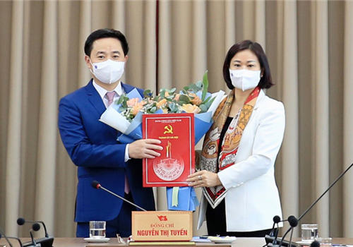 Sáng 10-11, tại Văn phòng Thành ủy Hà Nội và Thị ủy Sơn Tây, Ủy viên Trung ương Đảng, Phó Bí thư Thường trực Thành ủy Nguyễn Thị Tuyến chủ trì công bố và trao Quyết định của Ban Thường vụ Thành ủy về công tác cán bộ.