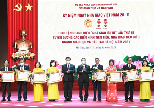 Sáng 10-11, tại Cung Văn hóa lao động hữu nghị Việt - Xô, Sở Giáo dục và Đào tạo Hà Nội tổ chức lễ kỷ niệm Ngày Nhà giáo Việt Nam 20-11, trao tặng danh hiệu “Nhà giáo ưu tú” lần thứ 15, tuyên dương các điển hình tiên tiến, nhà giáo tiêu biểu ngành Giáo dục và Đào tạo Hà Nội năm 2021.