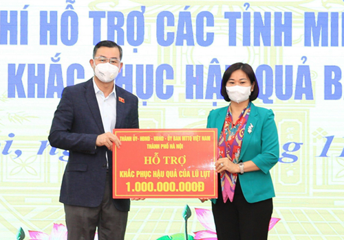 Chiều 12-11, Thành ủy, HĐND, UBND, Ủy ban Mặt trận Tổ quốc Việt Nam thành phố Hà Nội tổ chức chương trình trao kinh phí hỗ trợ các tỉnh miền Trung, Tây Bắc khắc phục hậu quả bão lũ.