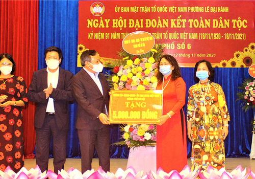 Tối 12-11, Ủy ban Mặt trận Tổ quốc Việt Nam phường Lê Đại Hành (quận Hai Bà Trưng) tổ chức Ngày hội Đại đoàn kết toàn dân tộc nhân dịp kỷ niệm 91 năm Ngày truyền thống Mặt trận Tổ quốc Việt Nam (18/11/1930-18/11/2021) tại Tổ dân phố số 6. Đến dự có Phó Bí thư Thành ủy Hà Nội Nguyễn Văn Phong; Phó Chủ tịch UBND Thành phố Dương Đức Tuấn; Phó Chủ tịch Ủy ban Mặt trận Tổ quốc Việt Nam Thành phố Nguyễn Thị Kim Dung cùng đại diện lãnh đạo quận Hai Bà Trưng.