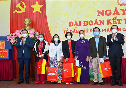 Tối 13-11, Ủy viên Bộ Chính trị, Chủ tịch Quốc hội Vương Đình Huệ đã đến dự Ngày hội Đại đoàn kết toàn dân tộc với nhân dân Tổ dân phố số 6 (phường Quán Thánh, quận Ba Đình) nhân kỷ niệm 91 năm Ngày truyền thống Mặt trận Tổ quốc Việt Nam (18/11/1930-18/11/2021).