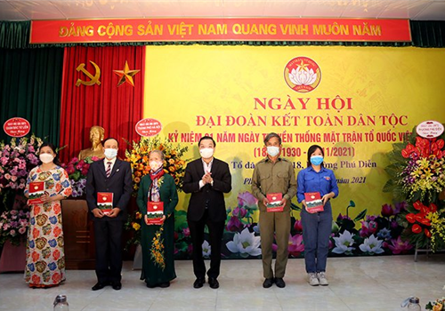 Tối 13-11, Ủy viên Trung ương Đảng, Phó Bí thư Thành ủy, Chủ tịch UBND thành phố Hà Nội Chu Ngọc Anh đã tới chung vui với bà con nhân dân tổ dân phố số 18 (phường Phú Diễn, quận Bắc Từ Liêm) trong Ngày hội Đại đoàn kết toàn dân tộc nhân kỷ niệm 91 năm Ngày truyền thống Mặt trận Tổ quốc Việt Nam (18/11/1930 - 18/11/2021).