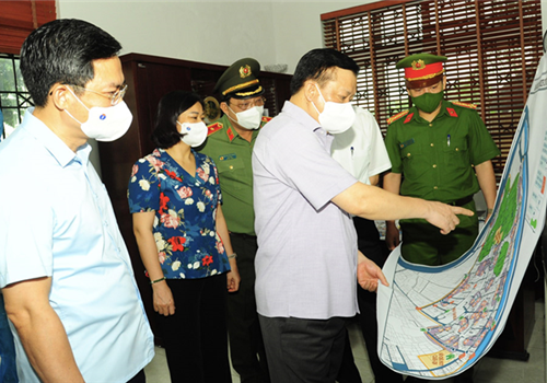 Chỉ đạo về công tác phòng chống dịch bệnh, Ủy viên Bộ Chính trị, Bí thư Thành ủy, Trưởng đoàn đại biểu Quốc hội thành phố Hà Nội Đinh Tiến Dũng khẳng định, diễn biến dịch Covid-19 trên địa bàn Hà Nội đang thay đổi hằng ngày và rất phức tạp. Nhiệm vụ đặt ra đối với các cấp, các ngành và người dân Thủ đô lúc này là phải chuẩn bị sẵn sàng cho tình huống số ca F0 tăng cao; triển khai ngay thí điểm cách ly F1 tại nhà, điều trị F0 thể nhẹ và không triệu chứng tại y tế cơ sở.