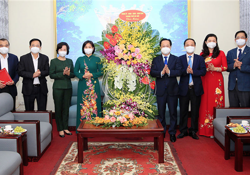 Chiều 16-11, nhân kỷ niệm 39 năm Ngày Nhà giáo Việt Nam (20/11/1982-20/11/2021), thay mặt Thành ủy, HĐND, UBND, Ủy ban Mặt trận Tổ quốc Việt Nam thành phố Hà Nội, Ủy viên Trung ương Đảng, Phó Bí thư Thường trực Thành ủy Nguyễn Thị Tuyến đã đến thăm, chúc mừng đội ngũ cán bộ, công chức, viên chức Sở Giáo dục và Đào tạo Hà Nội. Tham gia đoàn có Ủy viên Ban Thường vụ Thành ủy, Trưởng ban Tuyên giáo Thành ủy Bùi Huyền Mai và đại diện lãnh đạo các ban Đảng Thành ủy.