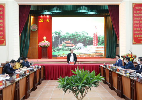 Chiều 16-11, đồng chí Đinh Tiến Dũng, Ủy viên Bộ Chính trị, Bí thư Thành ủy, Trưởng đoàn đại biểu Quốc hội thành phố Hà Nội đã làm việc với Ban Thường vụ Thị ủy Sơn Tây về tình hình, kết quả thực hiện nhiệm vụ xây dựng Đảng, phát triển kinh tế - xã hội và công tác phòng, chống dịch Covid-19 trên địa bàn Thị xã từ đầu năm đến nay; nhiệm vụ trọng tâm cuối năm 2021 và thời gian tới.