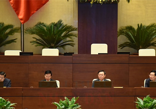 Sáng 3-11, tại Nhà Quốc hội, các đồng chí Ủy viên Bộ Chính trị: Chủ tịch Quốc hội, Bí thư Đảng đoàn Quốc hội Vương Đình Huệ và Thường trực Ban Bí thư Võ Văn Thưởng đã chủ trì Hội nghị toàn quốc triển khai thực hiện Kết luận số 19 ngày 14-10-2021 của Bộ Chính trị về định hướng Chương trình xây dựng pháp luật nhiệm kỳ Quốc hội khóa XV theo phương thức trực tiếp kết hợp trực tuyến. Cùng dự  tại điểm cầu Nhà Quốc hội còn có các đồng chí Ủy viên Bộ Chính trị: Bí thư Trung ương Đảng, Trưởng ban Nội chính Trung ương Phan Đình Trạc; Phó Thủ tướng Thường trực Chính phủ Phạm Bình Minh; Phó Chủ tịch Thường trực Quốc hội Trần Thanh Mẫn. Đại biểu thành phố Hà Nội dự hội nghị tại điểm cầu Nhà Quốc hội có đồng chí Đinh Tiến Dũng, Ủy viên Bộ Chính trị, Bí thư Thành ủy, Trưởng đoàn đại biểu Quốc hội thành phố Hà Nội; đồng chí Nguyễn Thị Tuyến, Ủy viên Trung ương Đảng, Phó Bí thư Thường trực Thành ủy Hà Nội; đồng chí Nguyễn Ngọc Tuấn, Phó Bí thư Thành ủy, Chủ tịch HĐND thành phố, Phó Trưởng đoàn đại biểu Quốc hội thành phố. 