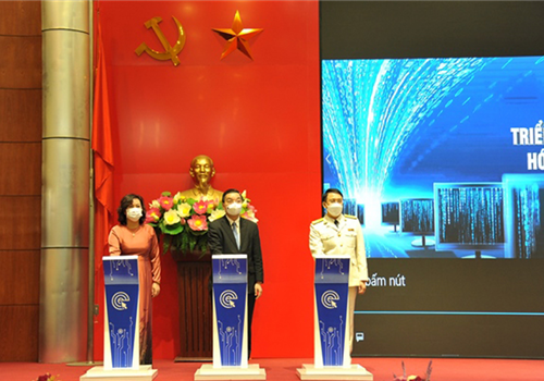 Ngày 21-11, tại trụ sở Tổng cục Thuế, Bộ Tài chính đã tổ chức Hội nghị trực tuyến công bố triển khai Hệ thống hóa đơn điện tử. Ủy viên Bộ Chính trị, Thủ tướng Chính phủ Phạm Minh Chính gửi lẵng hoa chúc mừng. Tại điểm cầu Tổng cục Thuế, tham dự có các đồng chí: Lê Minh Khái, Bí thư Trung ương Đảng, Phó Thủ tướng; Hồ Đức Phớc, Ủy viên Trung ương Đảng, Bộ trưởng Bộ Tài chính; Phạm Tấn Công, Chủ tịch Phòng Thương mại và Công nghiệp Việt Nam. Đồng chí Chu Ngọc Anh, Ủy viên Trung ương Đảng, Phó Bí thư Thành ủy, Chủ tịch UBND thành phố Hà Nội tham dự tại điểm cầu Cục Thuế Hà Nội. 