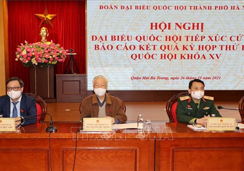 Ngày 26-11, Tổng Bí thư Nguyễn Phú Trọng cùng các đại biểu Quốc hội thuộc Đơn vị bầu cử số 1 thành phố Hà Nội đã tiếp xúc cử tri các quận: Ba Đình, Đống Đa, Hai Bà Trưng để báo cáo kết quả Kỳ họp thứ hai, Quốc hội khóa XV. Dự Hội nghị có các đồng chí: Đinh Tiến Dũng, Ủy viên Bộ Chính trị, Bí thư Thành ủy, Trưởng đoàn đại biểu Quốc hội thành phố Hà Nội; Nguyễn Ngọc Tuấn, Phó Bí thư Thành ủy, Chủ tịch HĐND Thành phố, Phó Trưởng đoàn đại biểu Quốc hội thành phố Hà Nội; Nguyễn Lan Hương, Ủy viên Ban Thường vụ Thành ủy, Chủ tịch Ủy ban Mặt trận Tổ quốc Việt Nam thành phố Hà Nội; Hà Minh Hải, Phó Chủ tịch UBND thành phố Hà Nội; lãnh đạo một số sở, ngành và địa phương.
