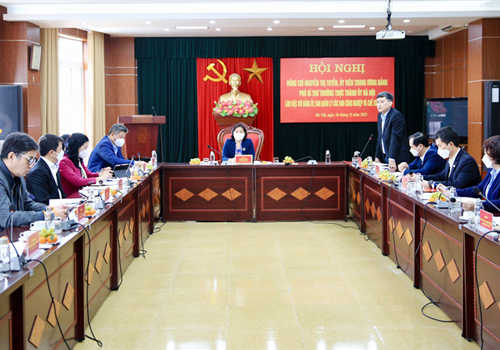 Sáng 26-11, Ủy viên Trung ương Đảng, Phó Bí thư Thường trực Thành ủy Hà Nội Nguyễn Thị Tuyến đã chủ trì buổi làm việc với Đảng ủy, Ban Quản lý các Khu công nghiệp và chế xuất Hà Nội về kết quả thực hiện nhiệm vụ thời gian qua và nhiệm vụ thời gian tới. Tham dự có Phó Chủ tịch UBND thành phố Nguyễn Mạnh Quyền và đại diện các sở, ban, ngành Thành phố.